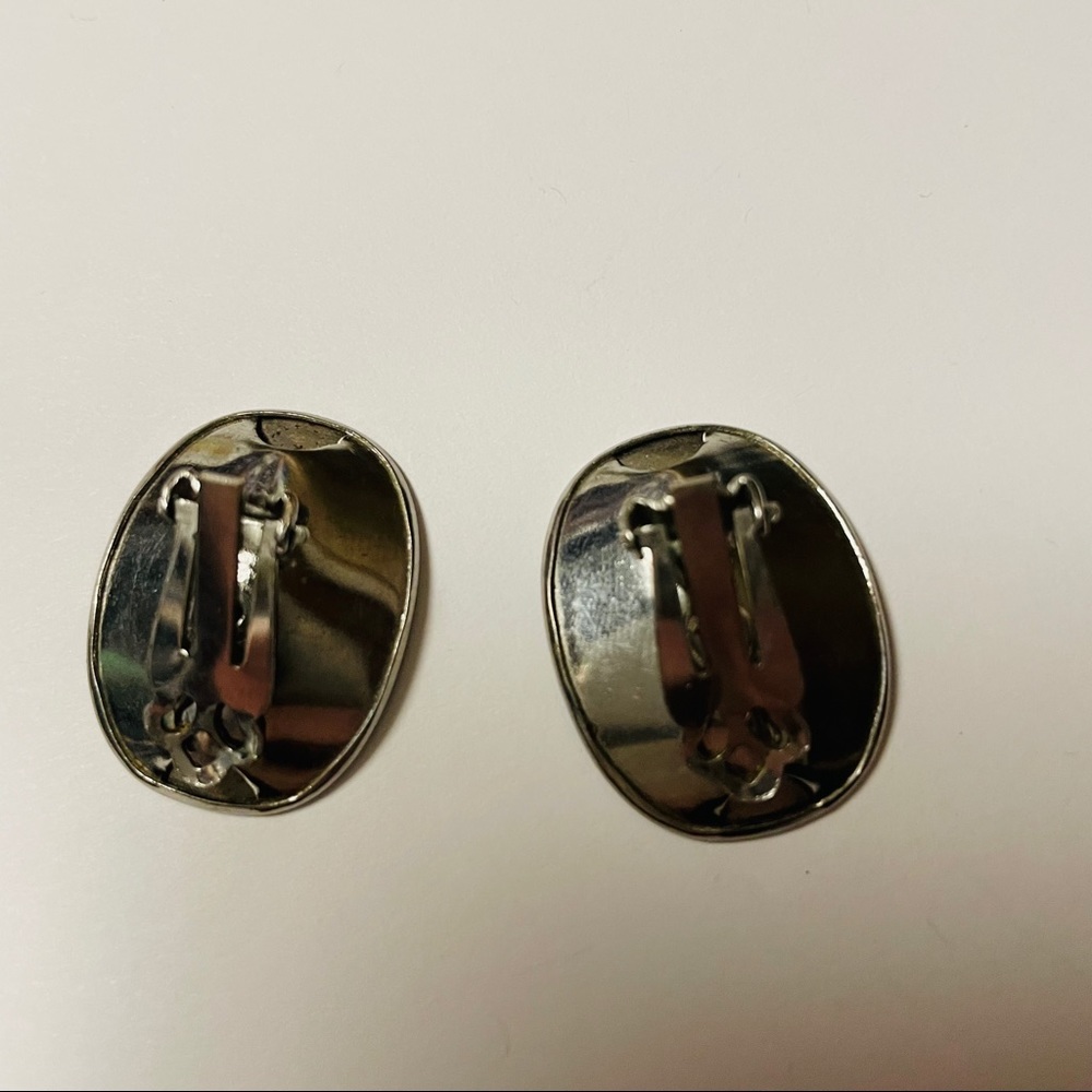 Vintage silver oval clip-on earrings - Picture 3 of 3